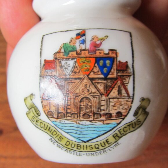 W.H. Goss crested heraldry china vintage Newcastle-under-Lyme (GC049 Grace) - Picture 3 of 8